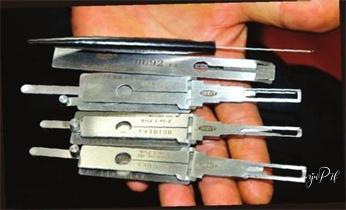 開修換鎖-專業開汽車鎖-24小時上門修換鎖芯體-保險箱櫃-電子智能門禁指紋密碼鎖安裝維修-配汽車防盜遙控芯片鑰匙公司電話葵青香港離島沙田西貢大埔北區元朗屯門