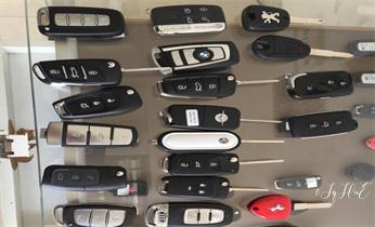 專業開汽車鎖-24小時上門開修換鎖芯體-保險箱櫃-電子智能門禁指紋密碼鎖安裝開鎖維修-配汽車防盜遙控芯片鑰匙後備箱附近服務公司電話葵青香港離島沙田西貢大埔北區元朗屯門